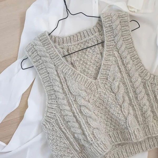 Fridagsvest-v-hals-2.jpg