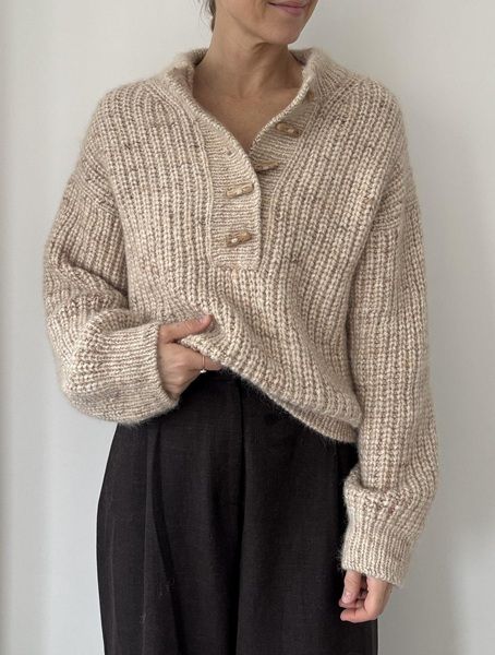 sviter_na_pugovicah_spicami.jpg